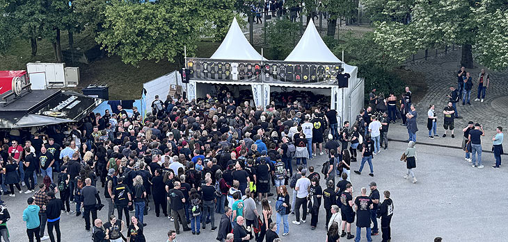 Auch vor dem Olympiastadion gibt es Merch zur METALLICA M72 World Tour 202 (©Foto: Martin Schmitz)